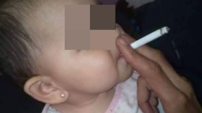 Интегриран! Мрежата бясна на СНИМКИ, на които "любящ" ром от Лом показва бебето си със запалена в устата цигара 