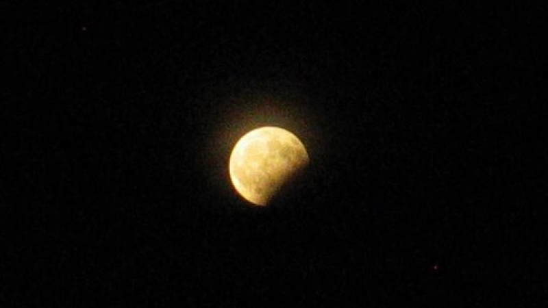 Уникално зрелище в небето! Как видяхме "гризнатата" луна от нашите географски ширини (СНИМКИ)