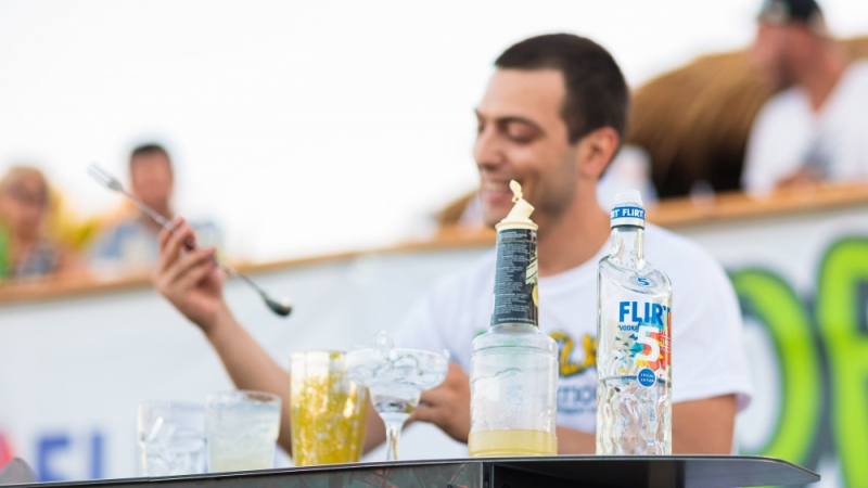 Бармани подхвърляха бутилки в оспорван конкурс на Черноморието