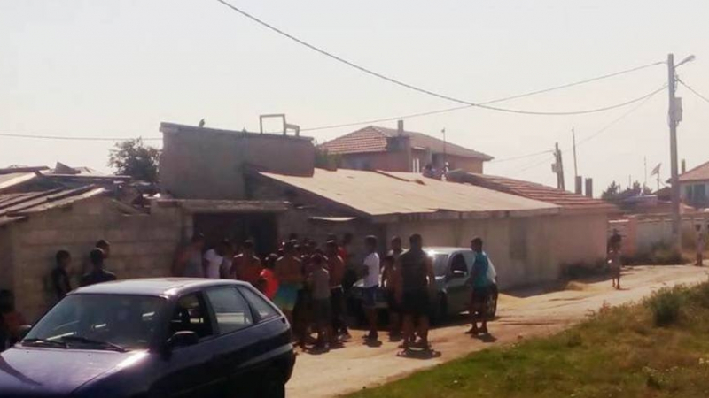 СНИМКИ от бесния екшън във варненското село Каменар, в който са замесени отряд полицаи и роми