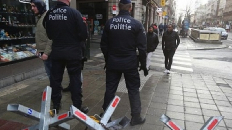 От последните минути: Стрелба в Брюксел! Отцепиха квартал "Моленбек", където се криеха терористите, потопили Европа в кръв  (СНИМКИ)