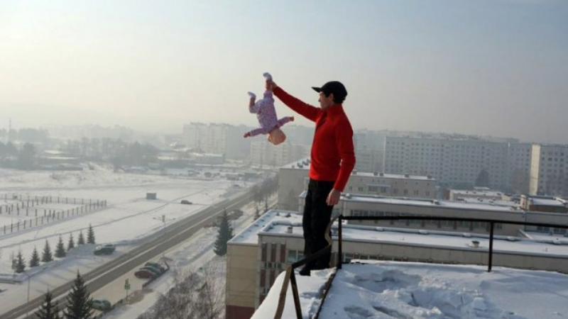 Тиквеник провеси бебето си от покрив на висока сграда за повече лайкове (ПОТРЕСАВАЩИ СНИМКИ)