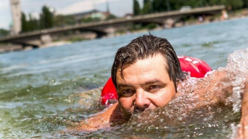 В Мюнхен мъж плува всеки ден до работа заради трафика