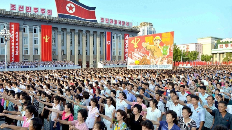 Юмруците на яростта! Десетки хиляди показаха лоялността си към Ким Чен Ун на митинг против заплахите от САЩ (СНИМКИ/ВИДЕО)