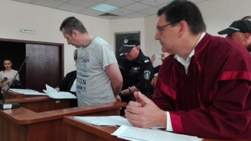 Полицаят Караджов май ще търка нара цял живот заради убийството на родителите си 