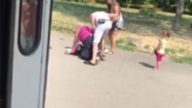 Закопчаха агресивния баща, който смля от бой възрастна жена на спирка в „Люлин”