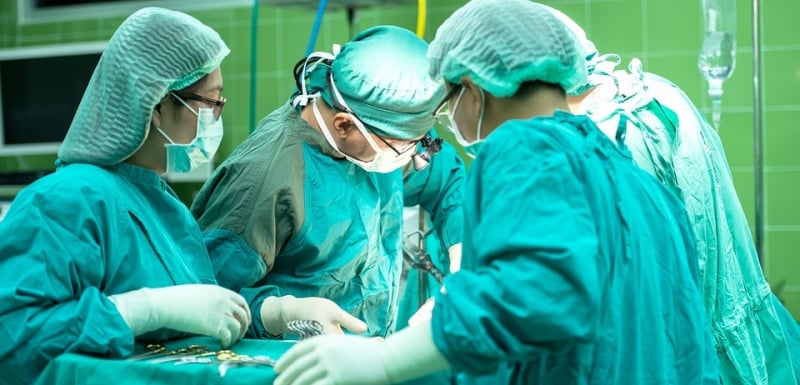 БГ лекари спасиха 73-годишен мъж с рядка за страната ни операция