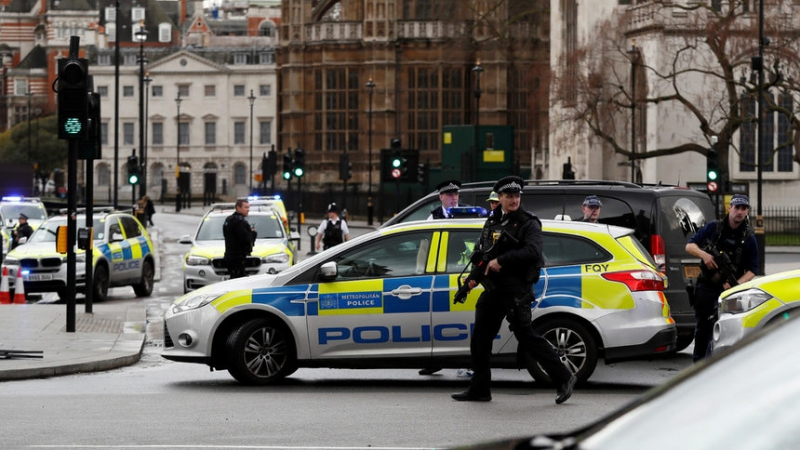 Британската полиция провежда мащабна операция в близост до стадион „Олд Трафорд“