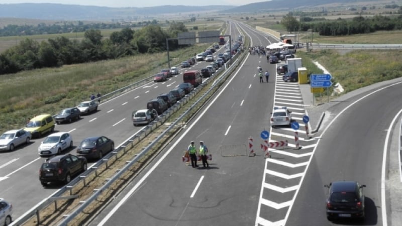 Зверско меле с камион блокира магистрала "Струма" (СНИМКИ)