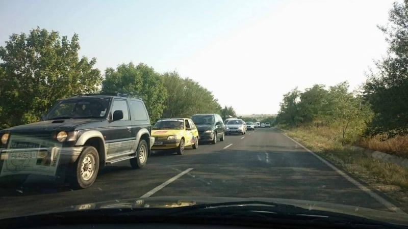 Първи СНИМКИ от пожара край Пловдив, изнервени шофьори псуват, полиция освобождава движението 