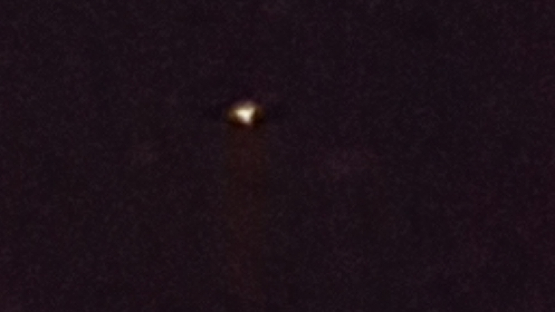 Жена от Момчилград засне странен светещ обект в небето (СНИМКА)