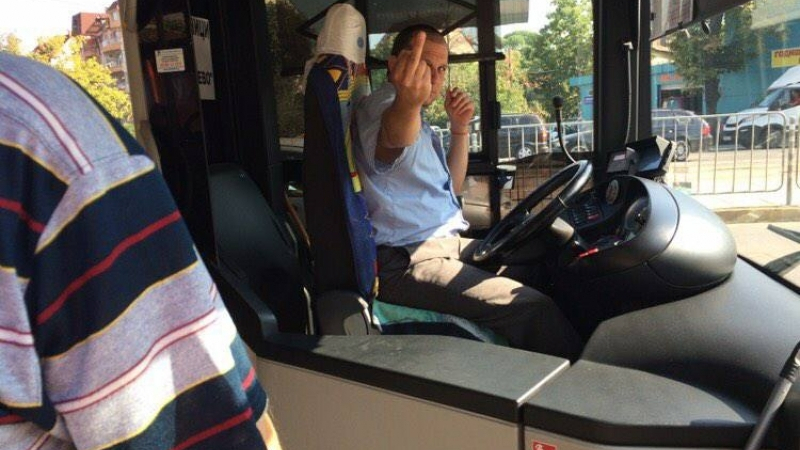 Среден пръст за гражданин, помолил шофьор да изчака възрастни хора (СНИМКИ)