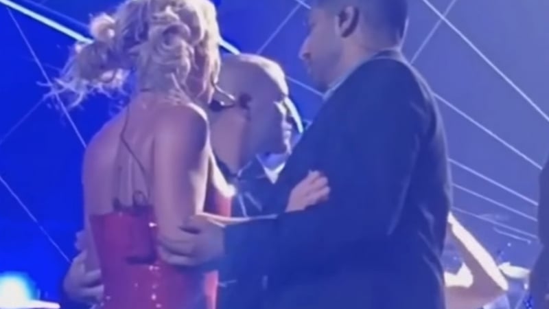 Маниак нападна Бритни Спиърс на сцената (ВИДЕО)