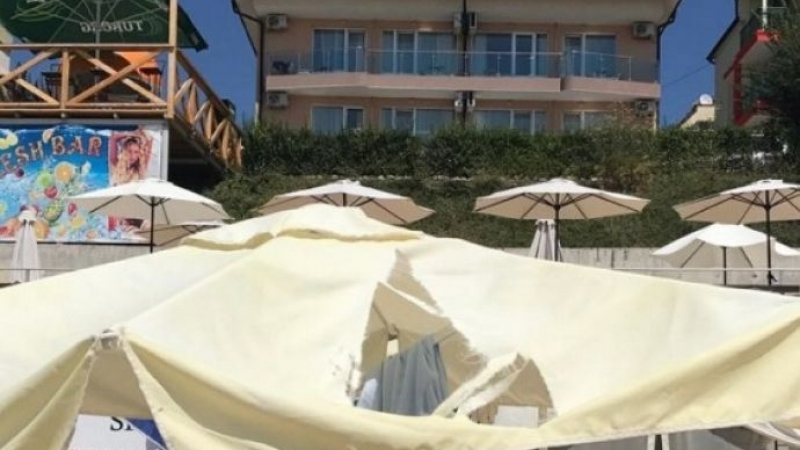 Нов кошмар по морето, този път в Равда, туристи пропищяха от такса "скъсан чадър"