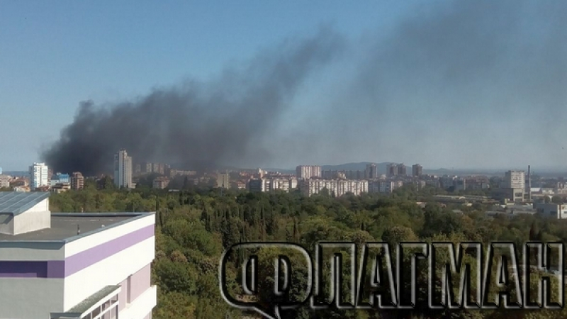 Извънредно от Бургас! Гори пожар, отровен дим обхвана цял квартал (СНИМКА)