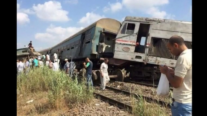 Египет наказа медиците, които са си правили „селфи“ пред катастрофиралите влакове