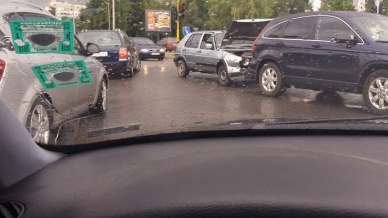 Заради дъжда! Верижна катастрофа на ключово кръстовище в София (СНИМКА)