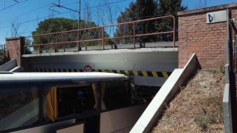 Автобус с туристи се удари в мост в Рим, има пострадали (СНИМКА)