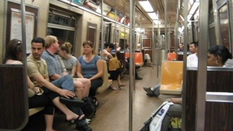 Двойка се посвети без свян на страстен секс в метрото пред десетки шокирани очевидци (ВИДЕО 18+)