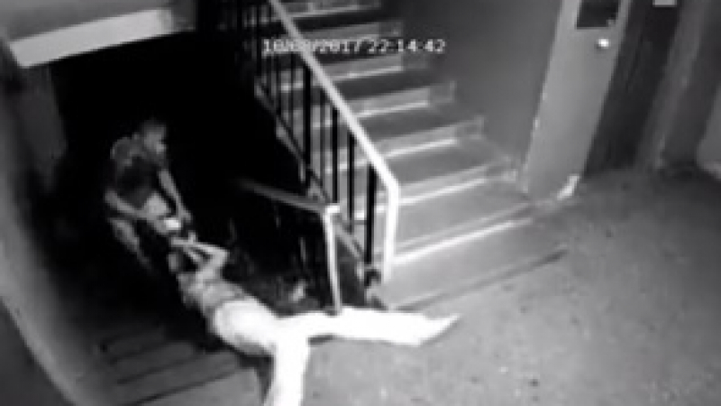 Шокиращо ВИДЕО 18+: Крадец влачи по стълбище баба, която не иска да се раздели с чантата си  