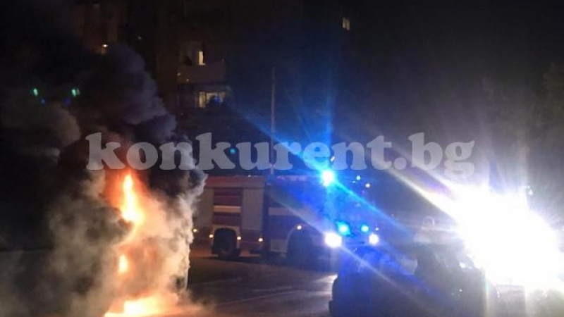Автобус горя като факла във Враца (СНИМКИ)