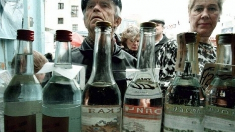 Невероятно, но факт: Руснаците започнаха да пестят от... водка, продажбите й се сриват!