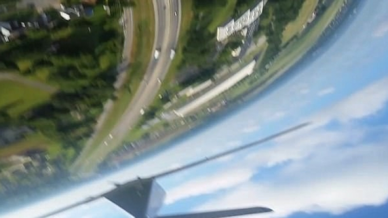 Уникално ВИДЕО! Телефон падна от самолет на височина от 300 метра, вижте какво записа  