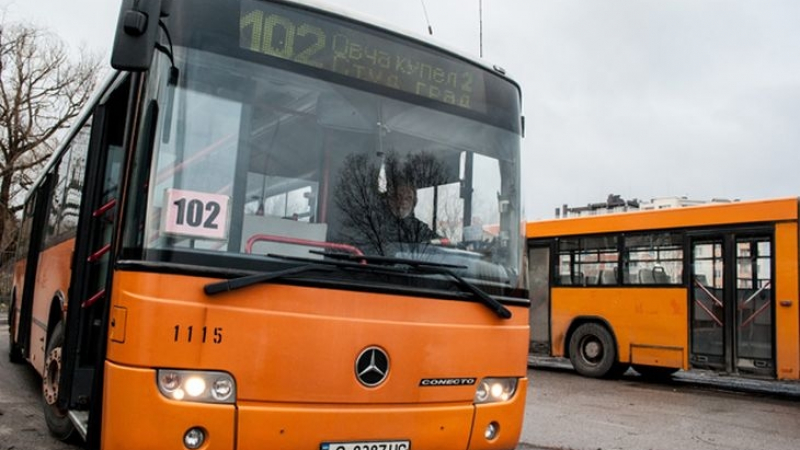 Сигнал до БЛИЦ! Полиция обгради автобус, пълен с агресивни роми в София, страшно е!