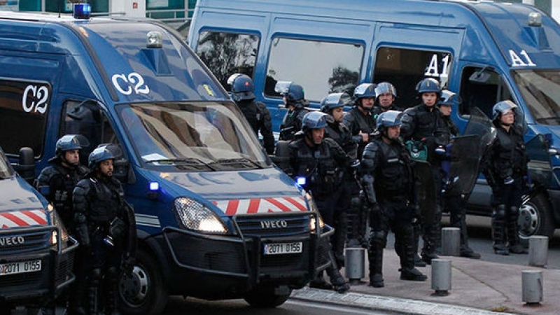 Полицията атакува протестиращи със сълзотворен газ и водни оръдия във Франция