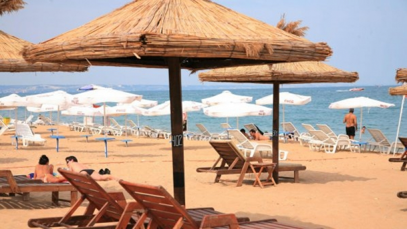 Като в Гърция, ама не съвсем: Заведение в Несебър примамва плажуващи с безплатен чадър срещу ... 30 лева сметка