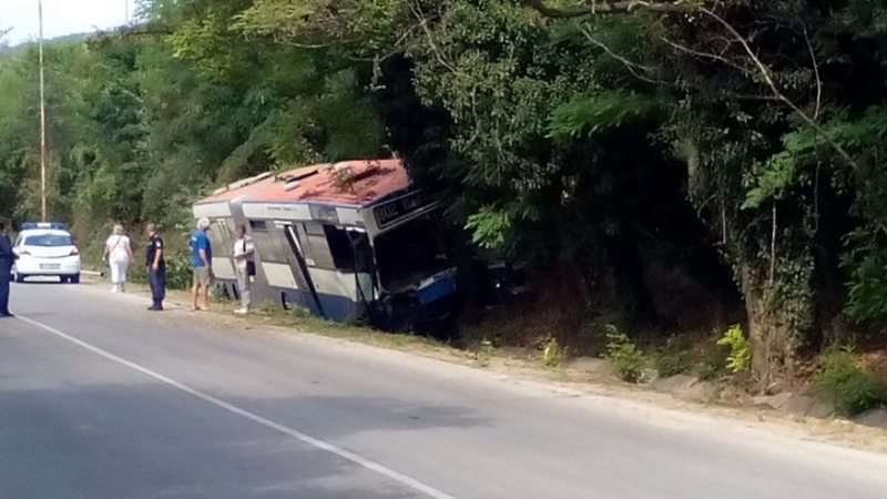 Тежка катастрофа с автобус на Дървения мост във Варна (СНИМКИ)