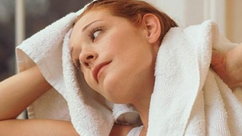 Това е най-голямата грешка, която правят жените след баня и увреждат безобразно косата си