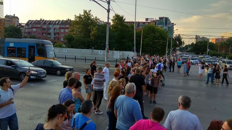 Протест на столичани заради проект за небостъргач блокира бул. "България" (СНИМКА)