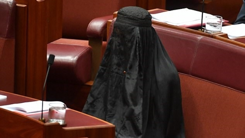 Депутатка шокира всички в парламента в Австралия, дойде на заседание с бурка (СНИМКИ/ВИДЕО)
