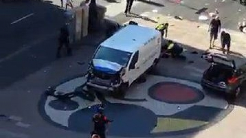 Официално: Кървав терор в Барселона! Има убити пешеходци, тела лежат по площада, нападателите били двама, нахлули в ресторант (СНИМКИ/ВИДЕО)