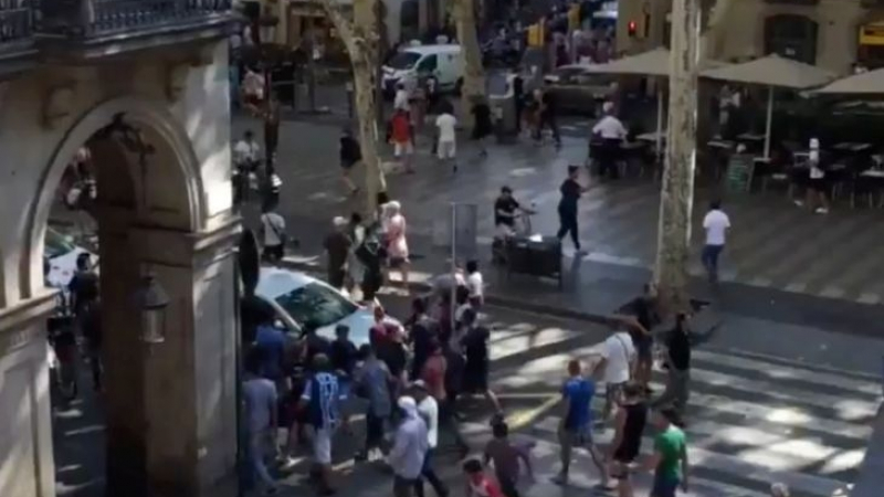 Трагедията в Барселона е голяма! Загиналите са 13, полицията търси друг ван, имало е стрелба преди атаката (СНИМКИ/НА ЖИВО)