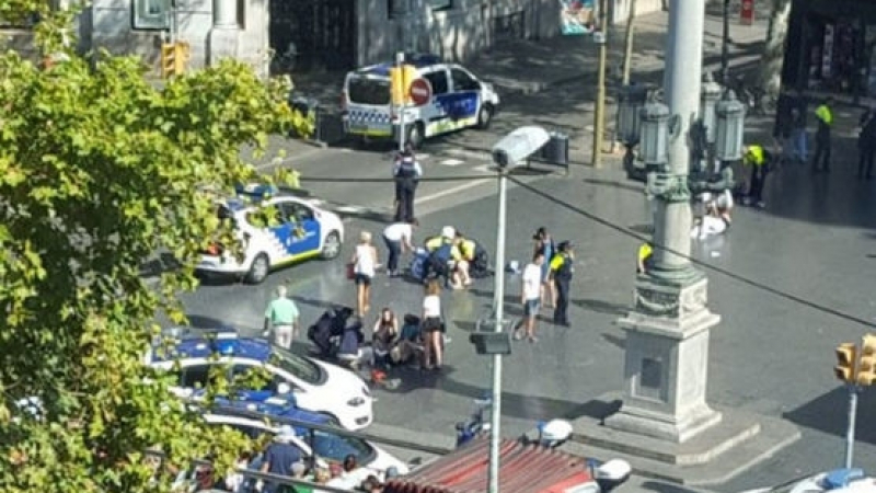 Ексклузивно и първо в БЛИЦ! Появиха се първи СНИМКИ на един от терористите в Барселона, арестуван е заподозрян (ВИДЕО)