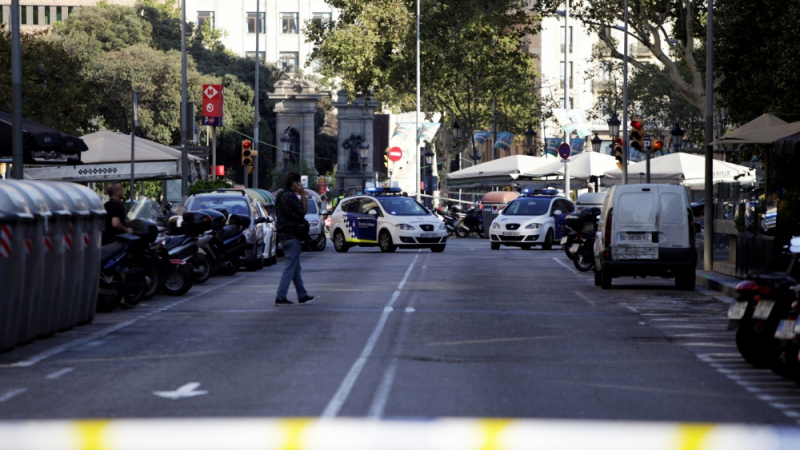 Нов кошмар в Барселона! Две коли се врязаха в полицаи