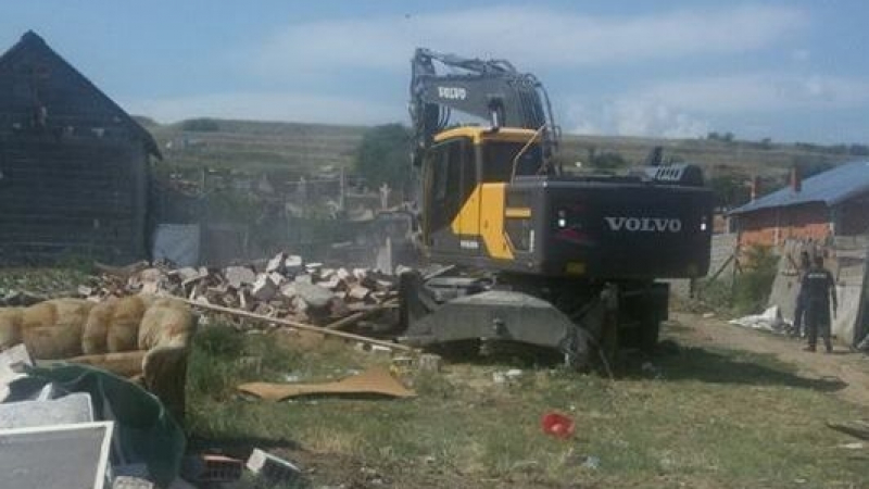 Ромите в Асеновград реват, отново събарят къщите им (СНИМКИ)