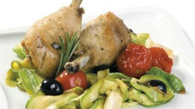 Толкова е вкусно, че ще си оближете чинията: Пиле с маслини, тиквички и домати