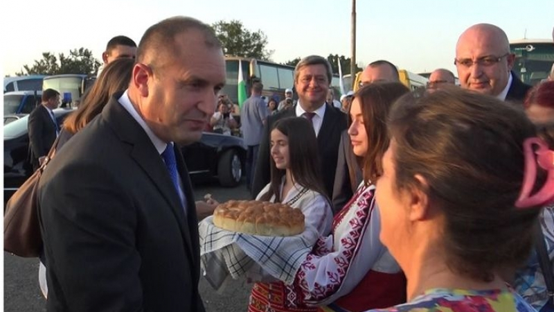 Тракийка трогна президента Радев, даде му уникален дар (ВИДЕО)