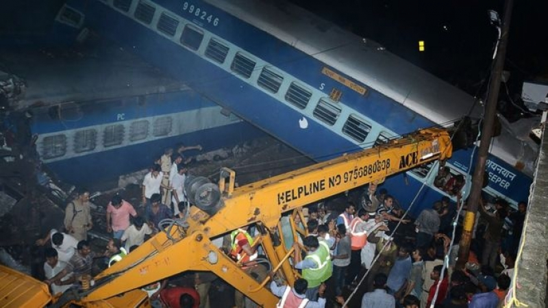 Ужас! Влак дерайлира, най-малко 20 са загиналите (СНИМКИ/ВИДЕО)