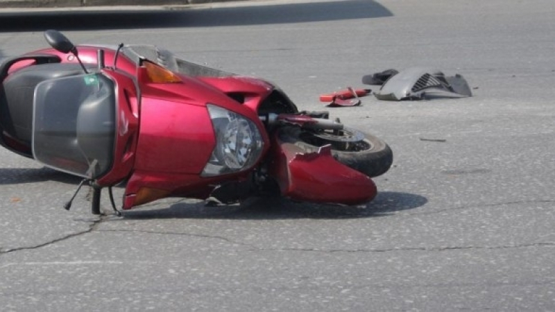 Сигнал до БЛИЦ: Двама тийнейджъри катастрофираха с мотопед в столицата