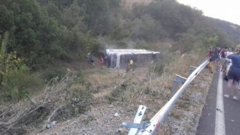 Автобусна катастрофа в Македония, има загинал и ранени