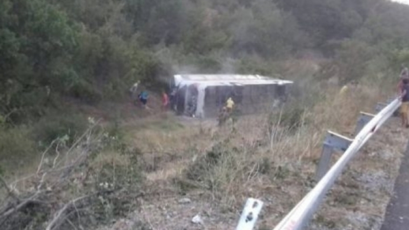 Страшна автобусна катастрофа, има загинал и ранени