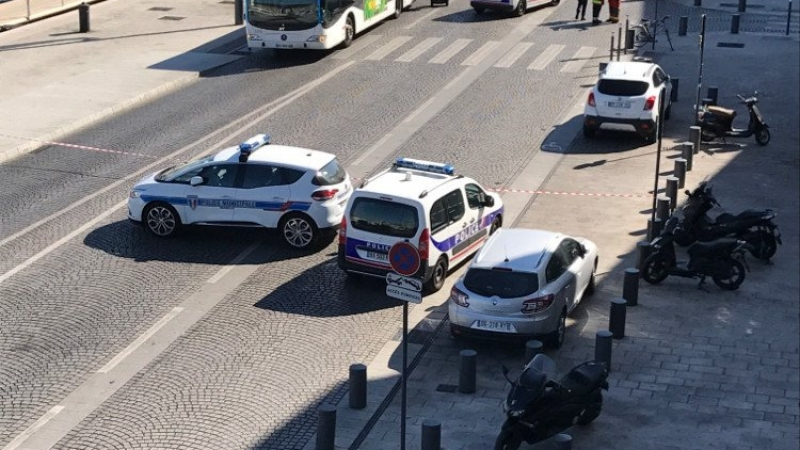 Ужас във Франция! Кола се вряза в спирка в Марсилия, най-малко един убит (СНИМКА)