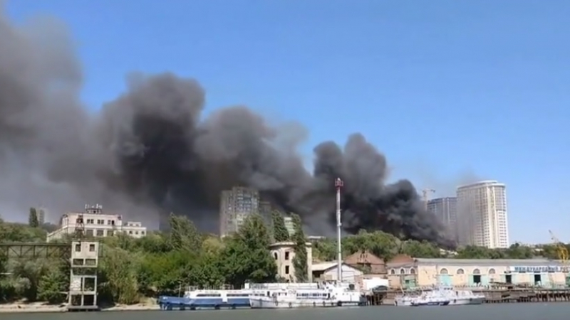 Огромен пожар бушува в Ростов на Дон! Случващото се е страшно (СНИМКИ/ВИДЕО)