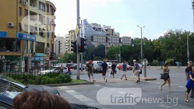Този светофар в Пловдив побърка всички пешеходци (СНИМКИ)