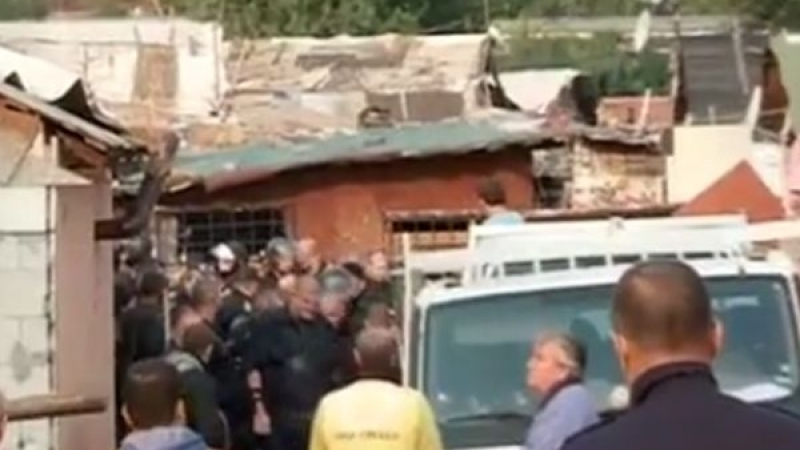 Тежка техника руши цигански катун в софийския квартал "Захарна фабрика", кметът на Илинден се загрижи за ромските деца 
