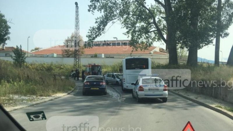 Кола и автобус в ужасен сблъсък в Прослав (СНИМКА)